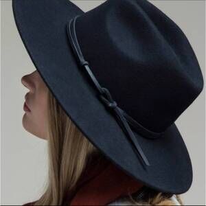 NEW URBANISTA all you need hat in black